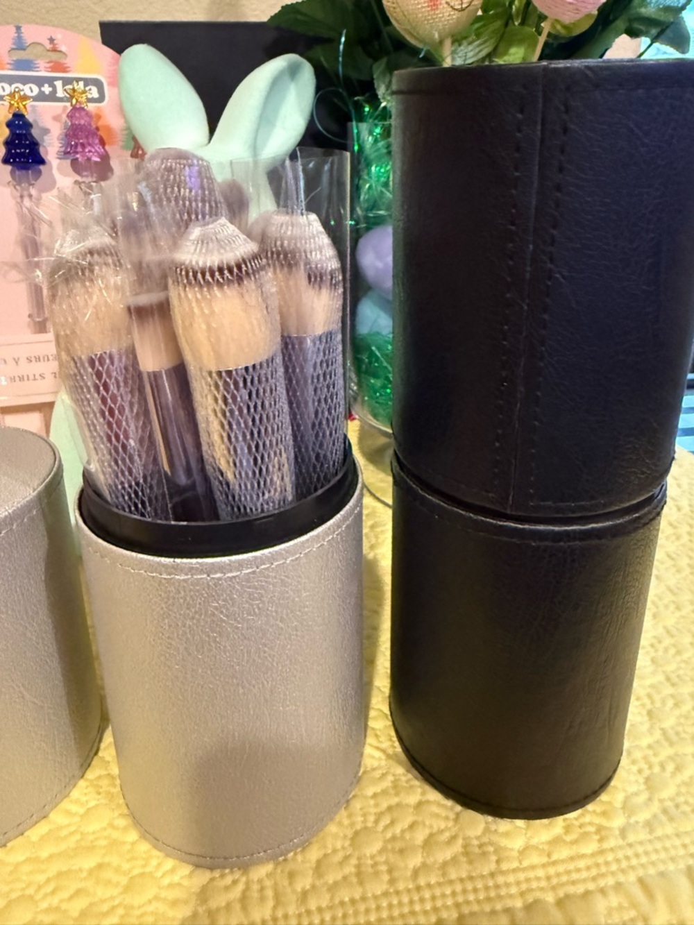 Brand new 18-piece makeup brush set with round travel container 💄